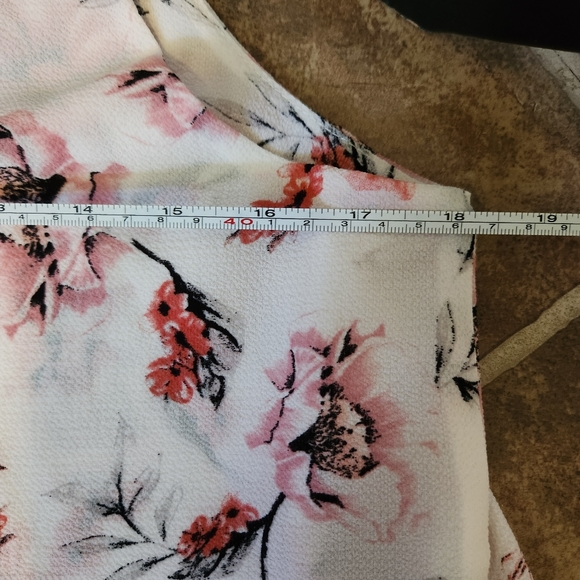 Ladies Medium Suzy Shier White Floral blouse - Picture 6 of 8